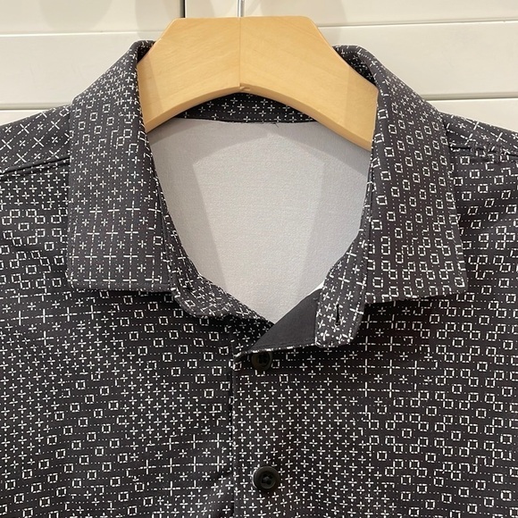 Lululemon Men’s Black & White Stretch Polo Shirt—Great Fabric! Excellent Cond. - Picture 2 of 7